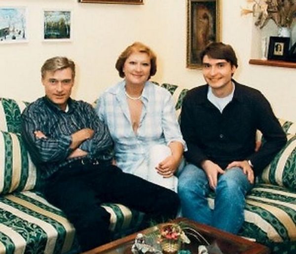 Se svou ženou a synem v bytě na Tverské
