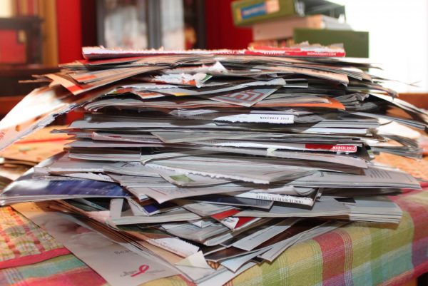 Hromadu starých časopisů smetí