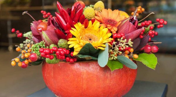 Тиквена ваза с цветя