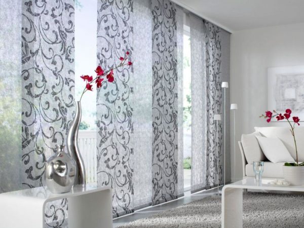 Japanske gardiner med lang panel i interiøret