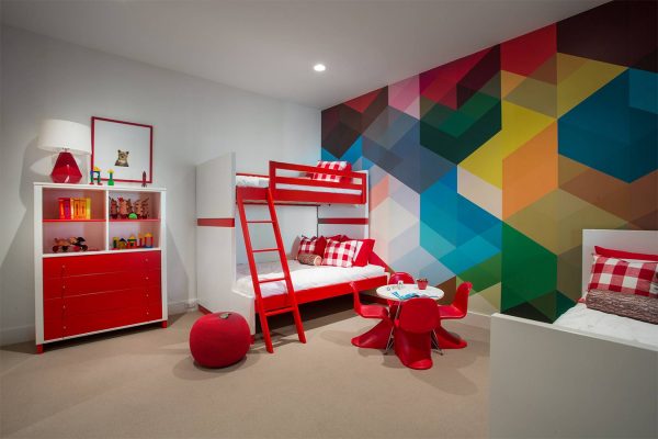 Jasny geometryczny wzór na ścianie w pokoju dziecięcym