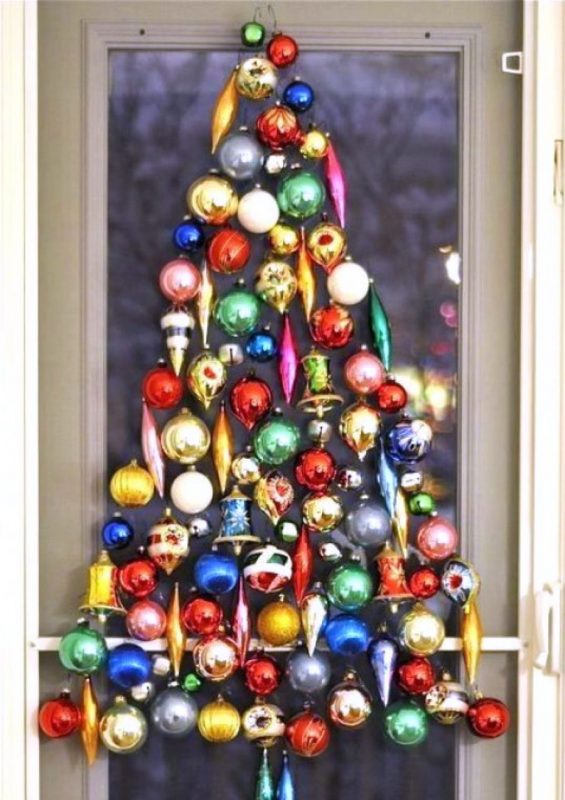Vianočný stromček vyrobený z vianočných hračiek na stene