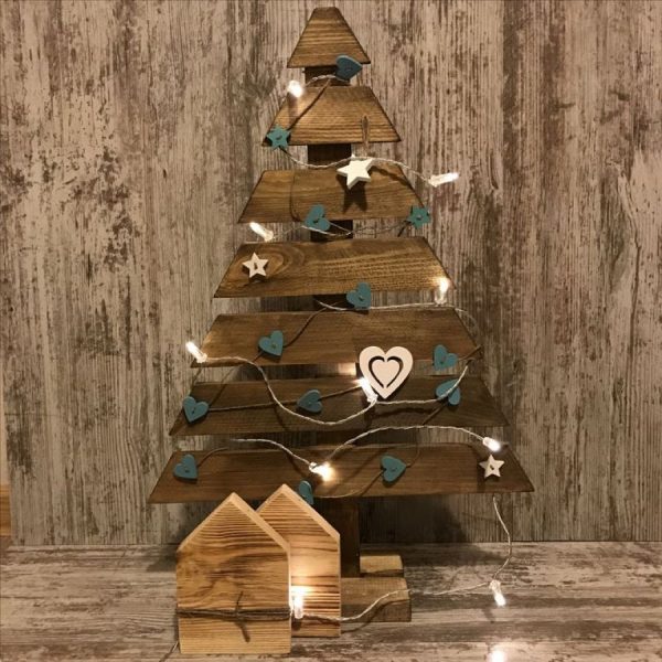 شجرة عيد الميلاد مصنوعة من كتل خشبية