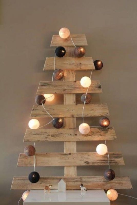 شجرة عيد الميلاد مصنوعة من ألواح خشبية