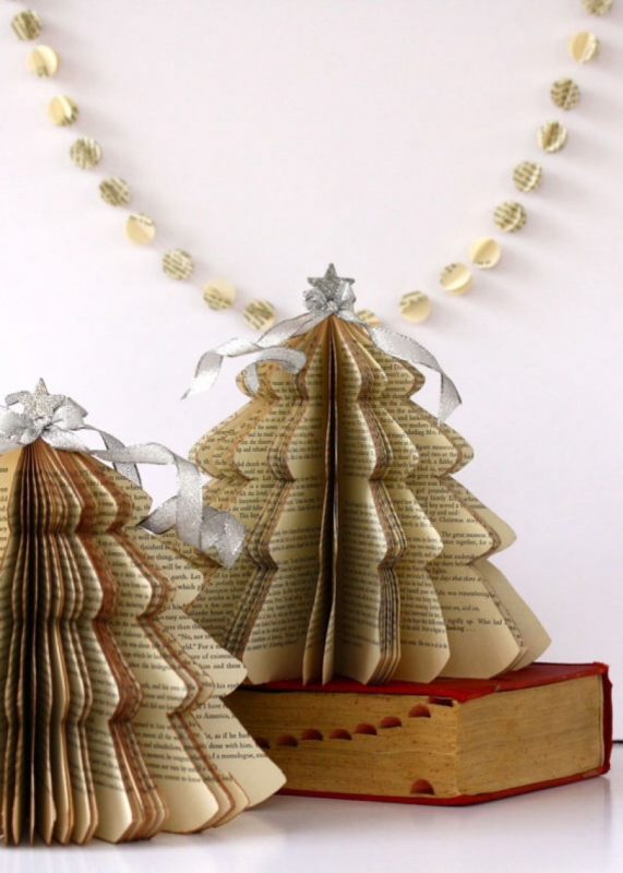 Vánoční strom ze zažloutlých stránek knihy