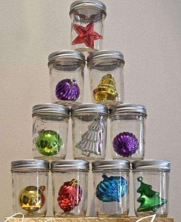 Kalėdinė eglutė, pagaminta iš stiklinių indelių
