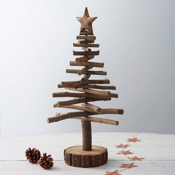شجرة عيد الميلاد مصنوعة من شرائح خشبية