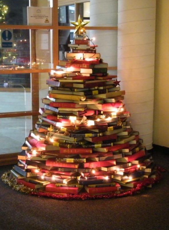 شجرة عيد الميلاد من كومة من الكتب والمجلات