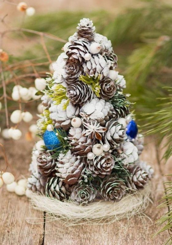 شجرة عيد الميلاد مصنوعة من المخاريط