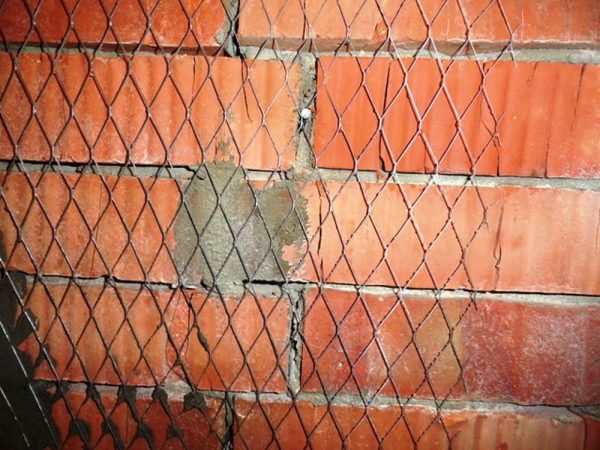 Подсилваща мрежа за измазване на тухлени стени
