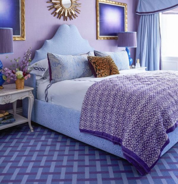 Лилави и сини тонове в интериора на спалнята
