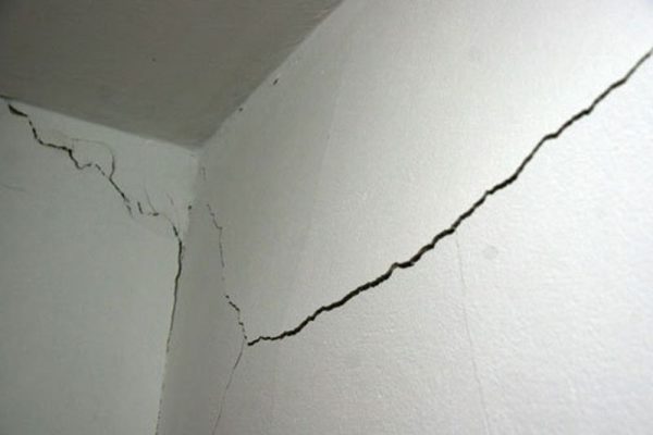 Pęknięcia na ścianie w mieszkaniu