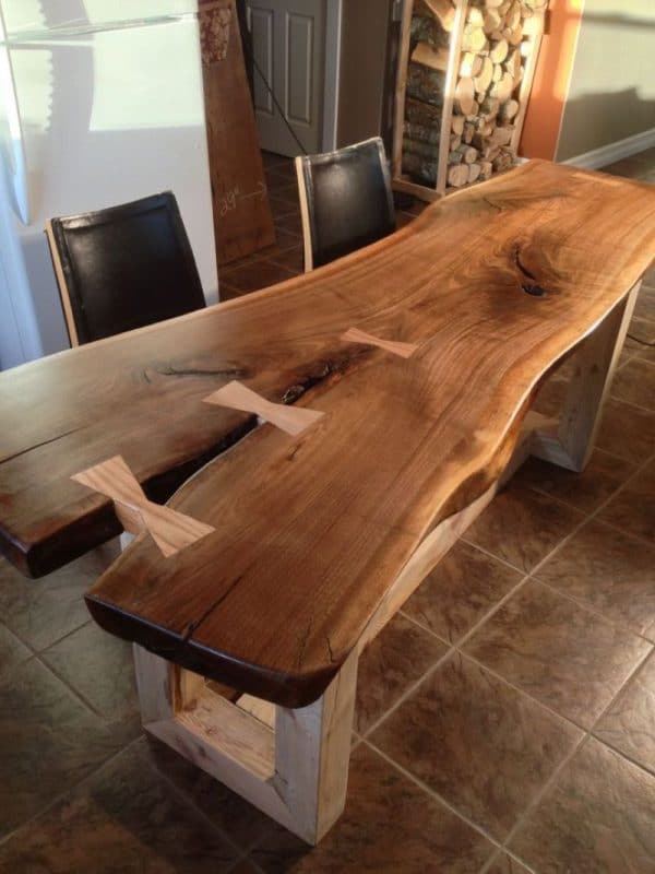 طاولة خشب صلبة
