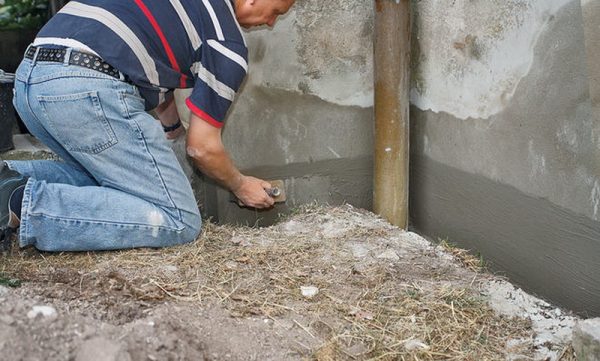 K dokončení soklu se obvykle používají směsi na bázi cementu.