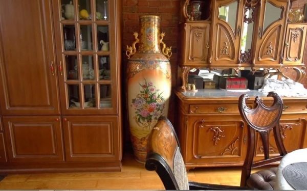 Um enorme vaso de porcelana chinesa montado no chão se destaca na sala de estar de Klimova