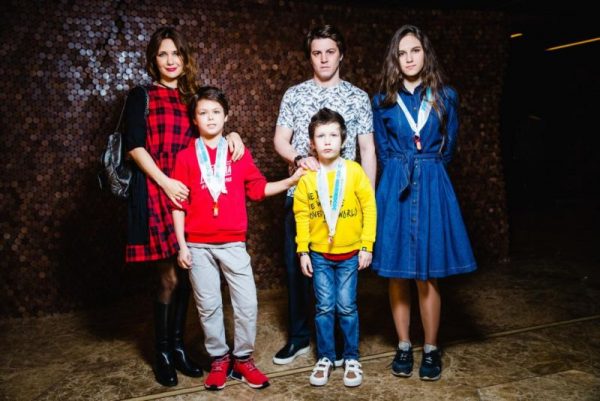 L'actrice de cinéma et de théâtre Ekaterina Klimova avec ses enfants