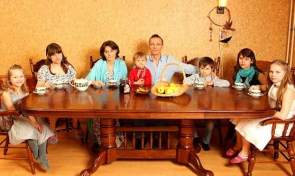 Família Ivan Okhlobystin na mesa grande