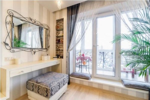 Московски апартамент на Владимир Машков - спалня, декорирана в класически стил в бежови и кафяви тонове