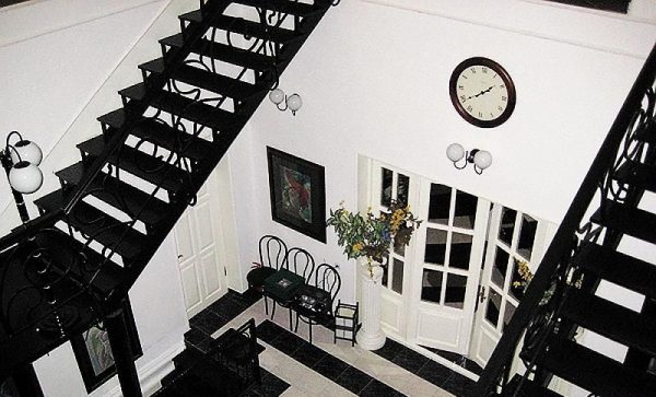 Escadaria preta forjada na casa-museu do estilista Vyacheslav Zaitsev