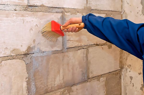 سطح الجدار معبأ قبل تطبيق الجص