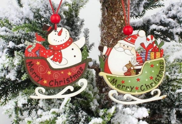 Treleker julenissen og en snømann på juletreet