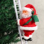Lezení Santa Claus po schodech na vánoční stromeček