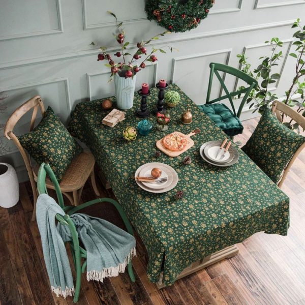Mesa servida com uma linda toalha de mesa de Ano Novo