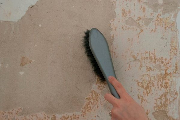 Nettoyage des murs de la saleté et de la poussière