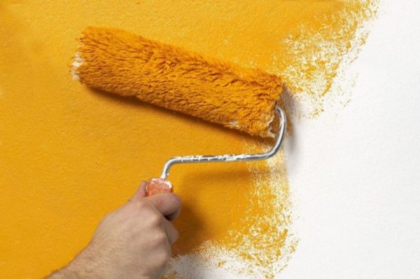 Peignez le mur avec un rouleau en jaune
