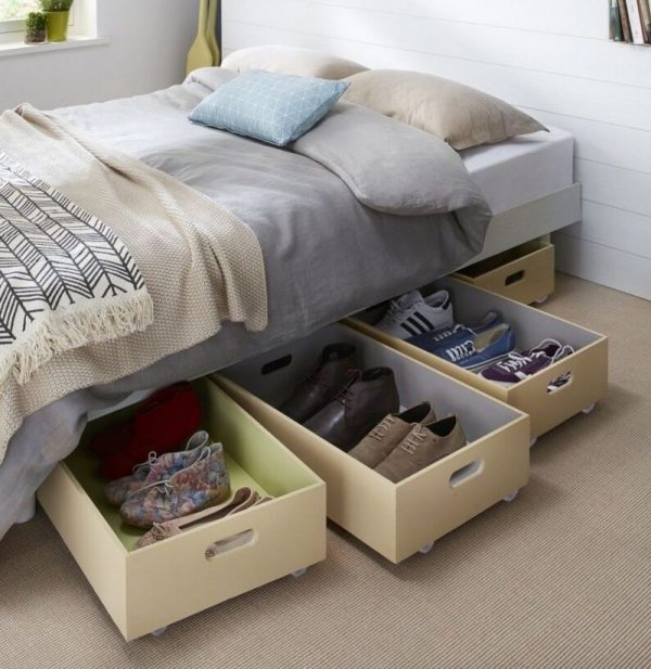 Съхранение на обувки под леглото