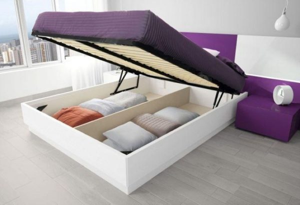 Manželská posteľ s úložným priestorom