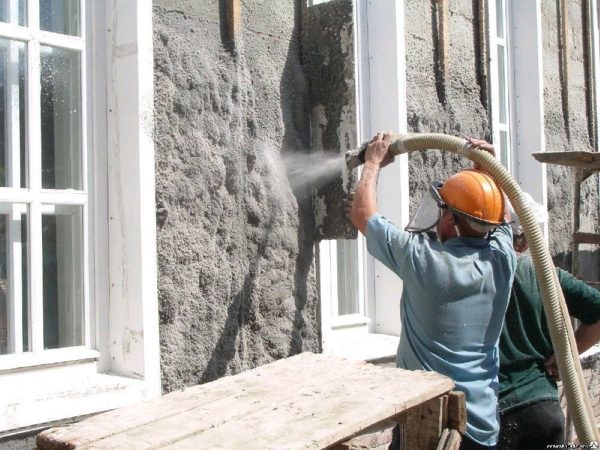 Oppvarming av fasaden på huset med ecowool