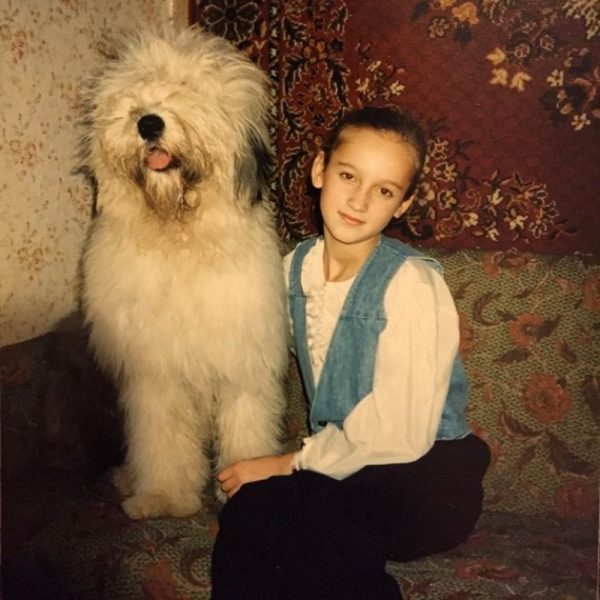 أولغا بوزوفا الصغيرة مع كلبها