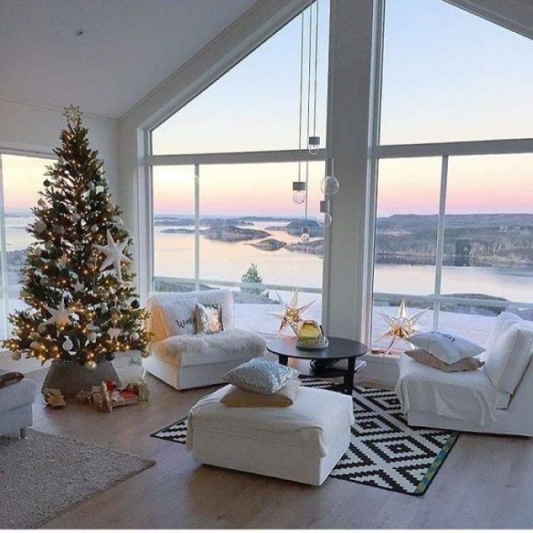 الداخلية مع شجرة عيد الميلاد من النافذة في فصل الشتاء