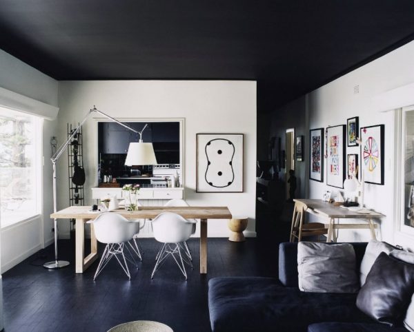 Nội thất của một căn phòng với trần nhà màu đen Trần trắng sàn trắng Tường trần màu xám Tường trần treo trong bức ảnh nội thất