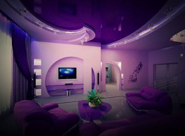 Matiz lilás e violeta no interior da sala de estar