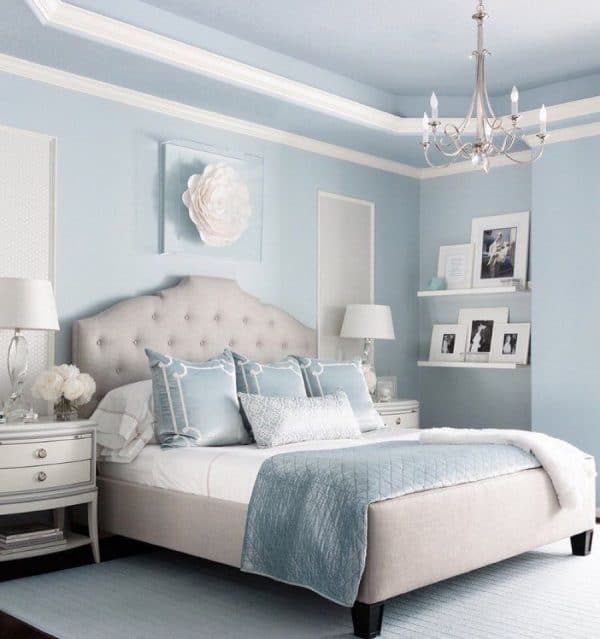 غرفة نوم بألوان زرقاء.