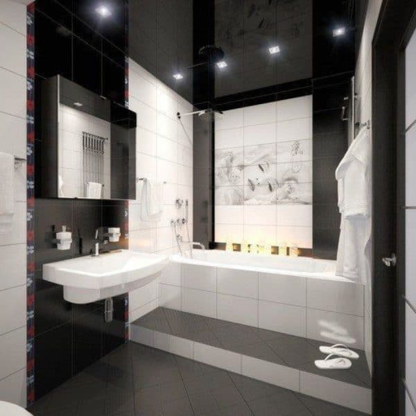 Blizgančios juodos lubos vonios kambaryje