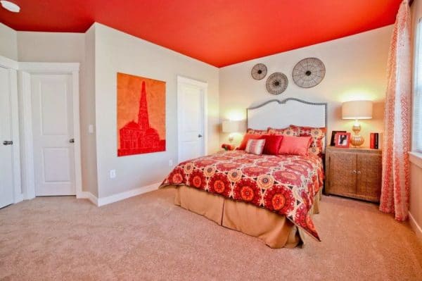 Oranžinės lubos miegamajame