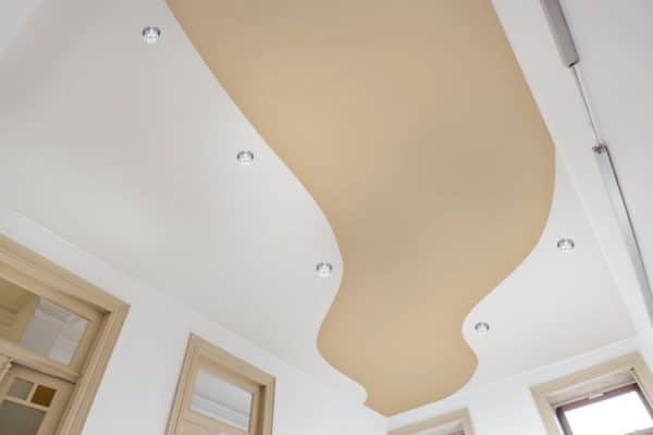 Biela a pastelová kombinácia stropu