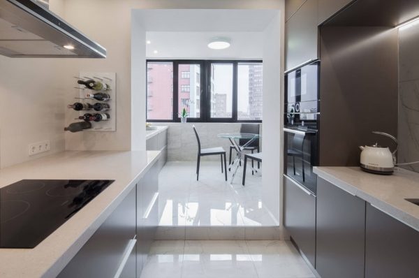 Virtuvės dizainas su balkonu minimalizmas