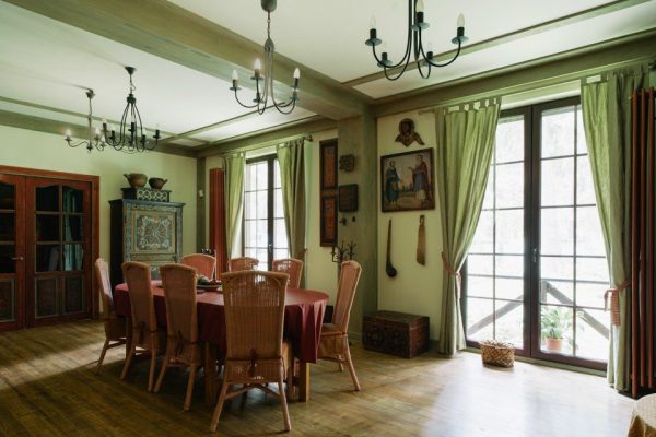 O interior original da mansão de Leonid Parfenov - sala de jantar