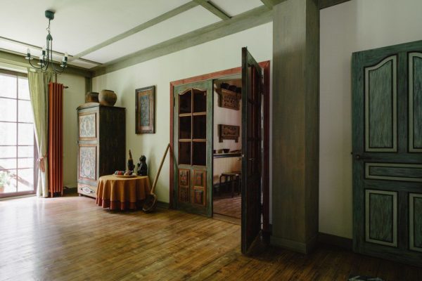 ห้องโถงในบ้านของ Leonid Parfenov