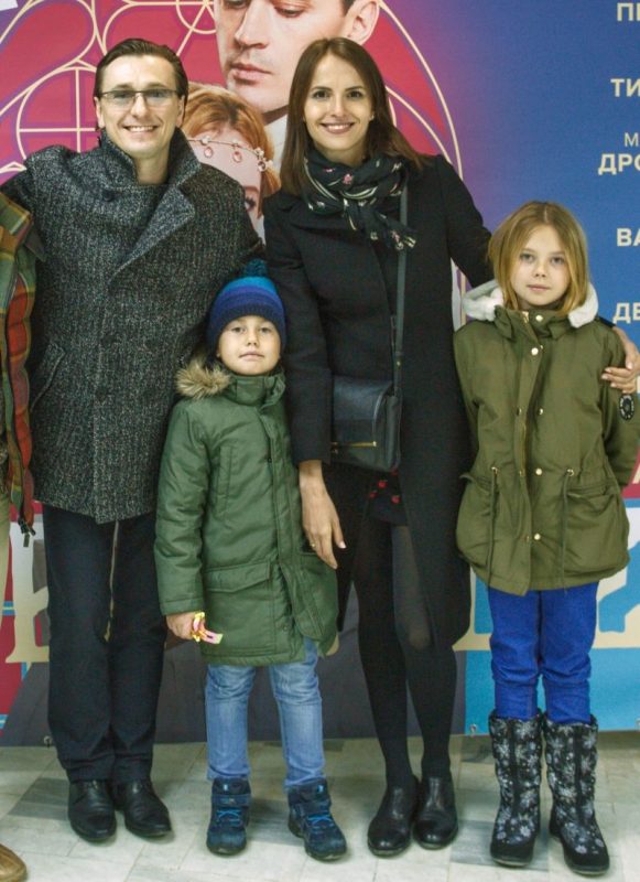 Sergey Bezrukov med sin nye kone Anna Matison og deres felles barn