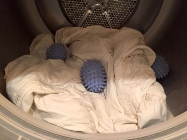 Lavando uma jaqueta em uma máquina de lavar