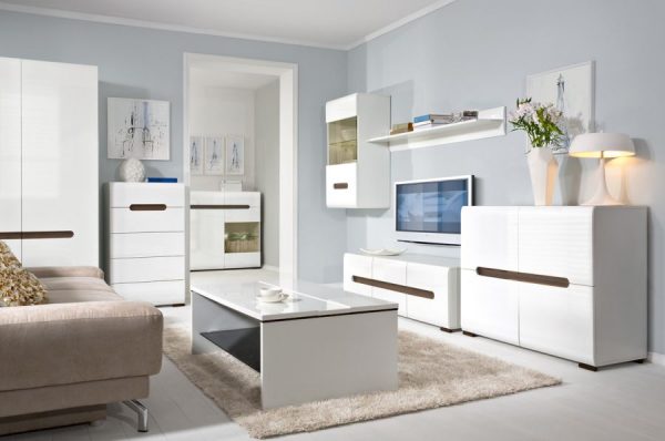 Бяла гланцирана мебел в хола