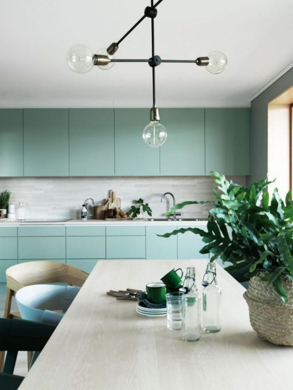 „Neo Mint“ spalva virtuvės interjere