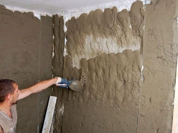 Pulvériser des murs avec du plâtre