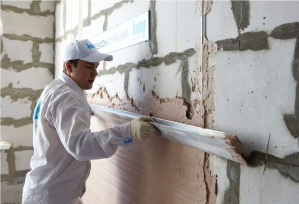 Измазване на бетонни стени