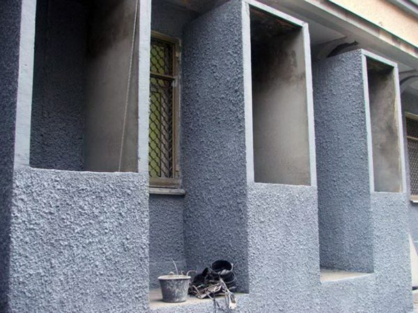Décoration de façade avec manteau de fourrure